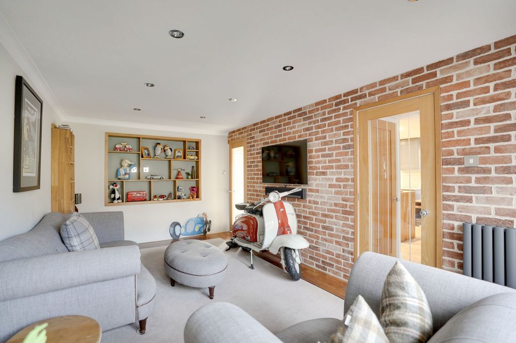 Property photo 2 of 21