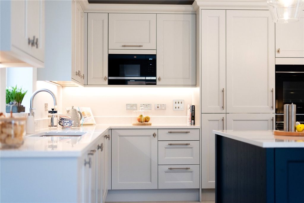 Property photo 3 of 10 Kitchen