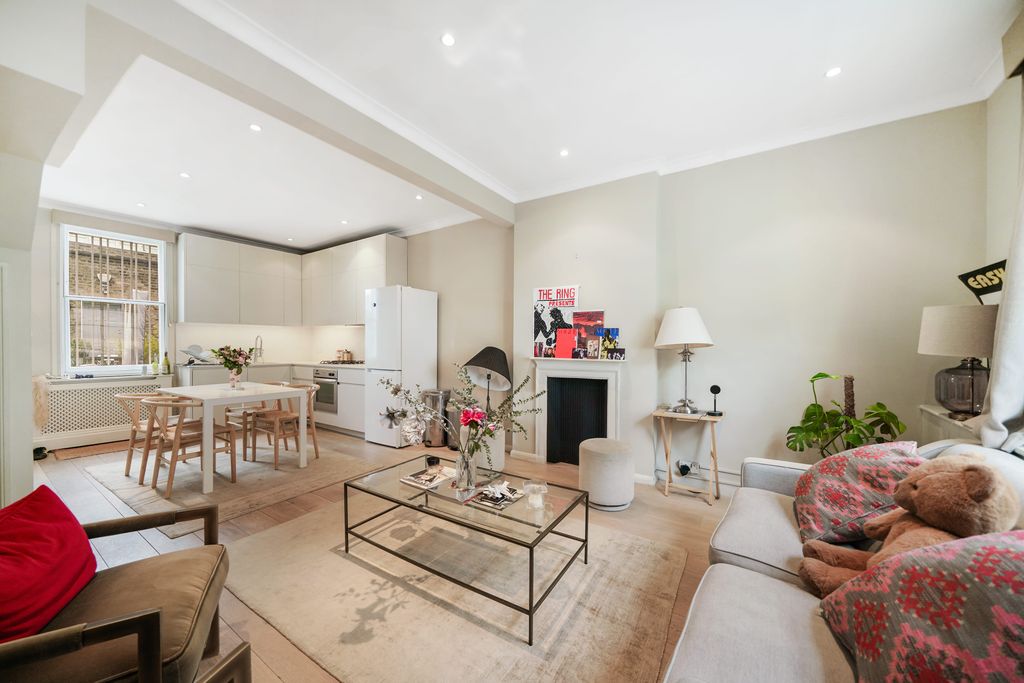 Property photo 3 of 13 242A Fulham Road - v6d7Lfcf4Jyza5Twunvx.Jpg