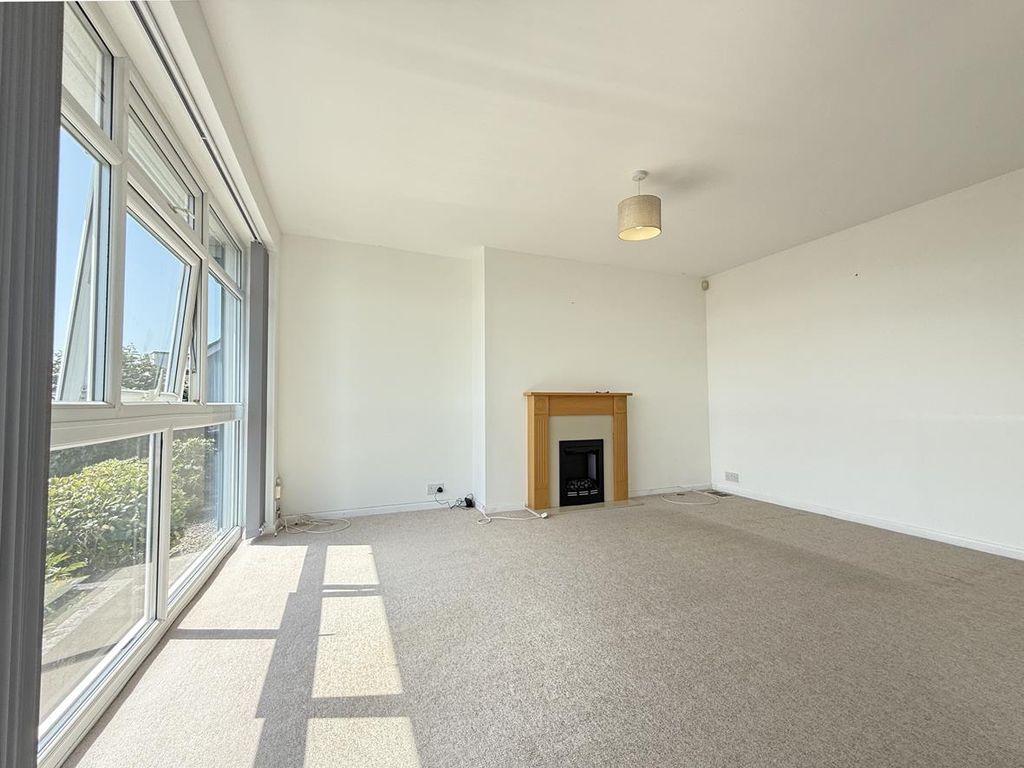 Property photo 3 of 21 Shirburn Road 52 - Lounge.Jpg