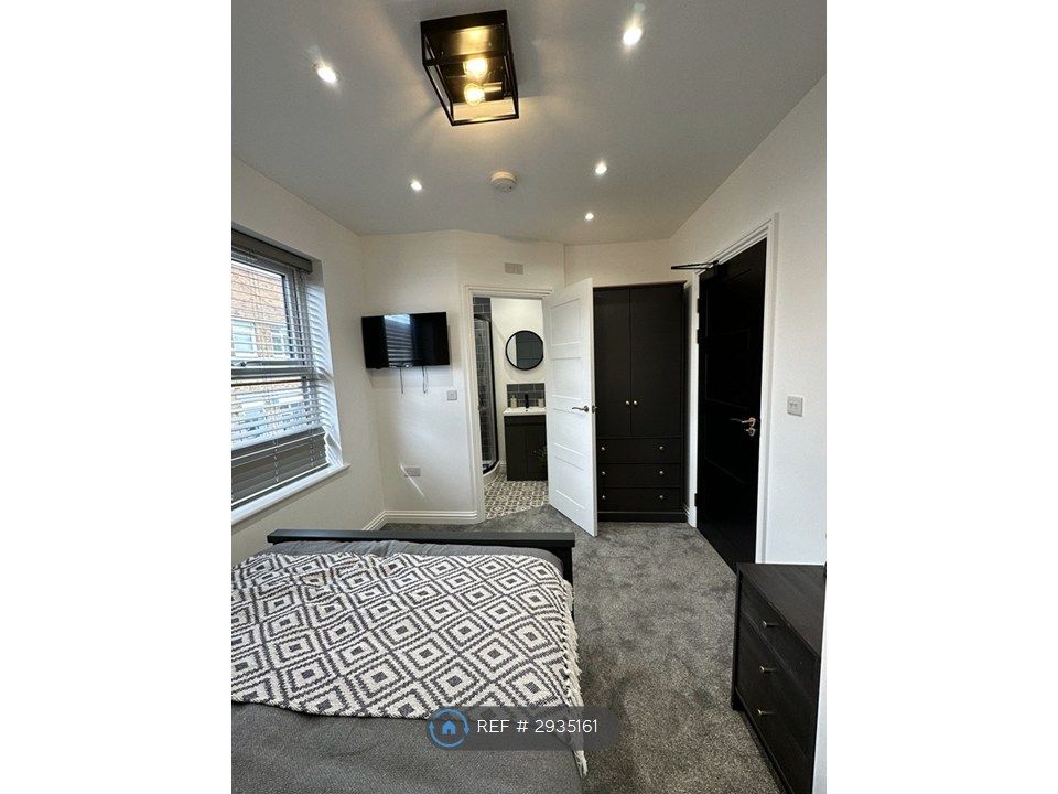 Property photo 3 of 12 Room 5