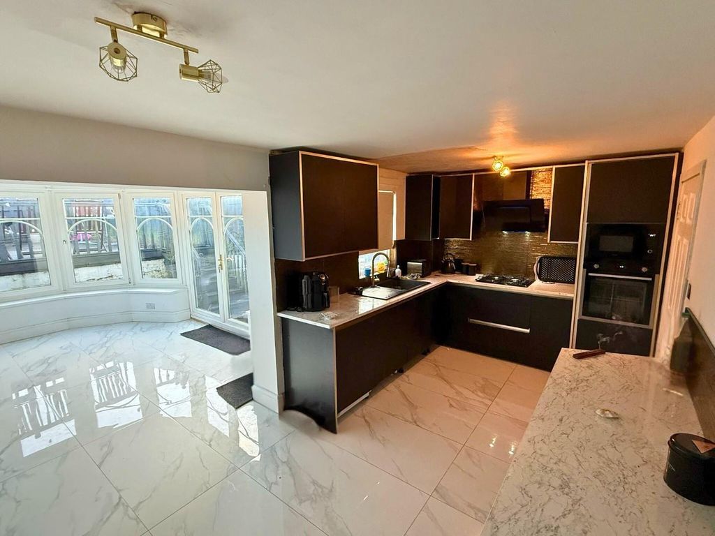 Property photo 3 of 12 Kitchen