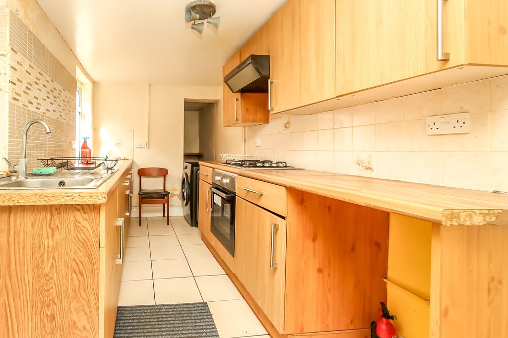 Property photo 3 of 8 Kitchen