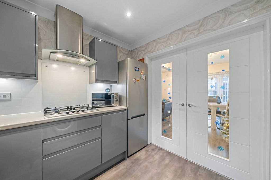 Property photo 3 of 28