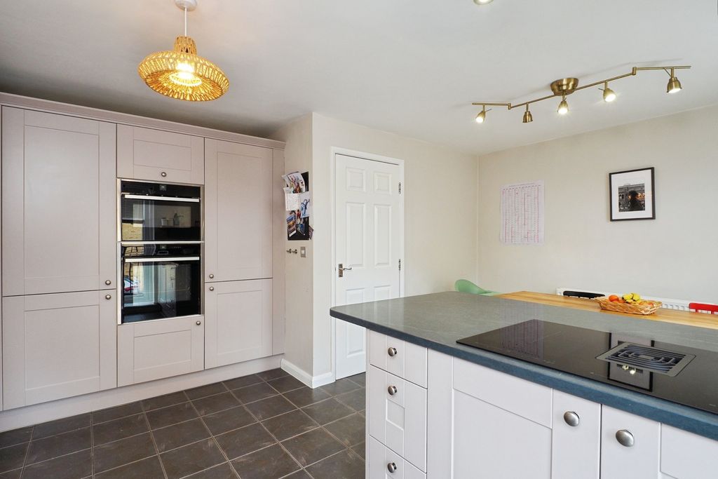 Property photo 3 of 17 Kitchen