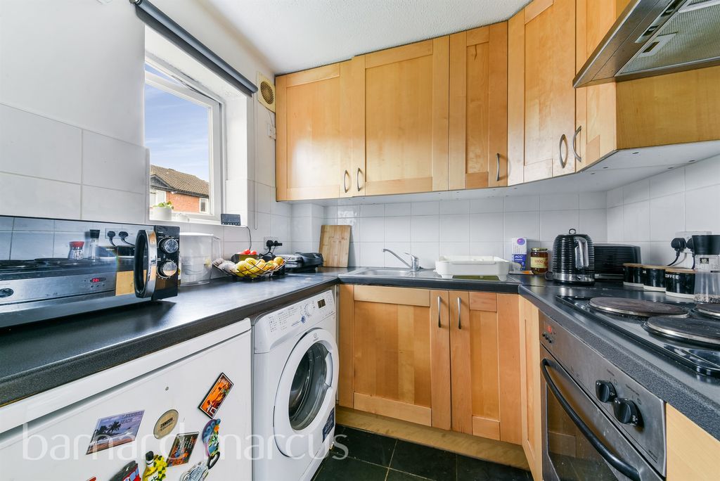 Property photo 2 of 8 Kitchen