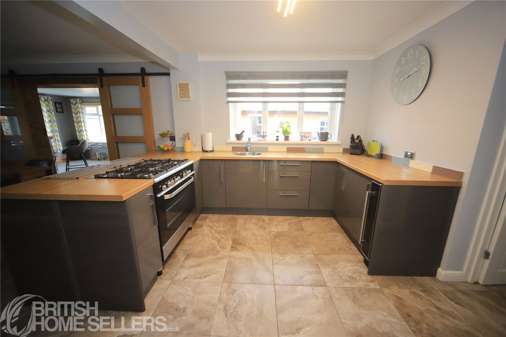 Property photo 2 of 31 Picture No. 21