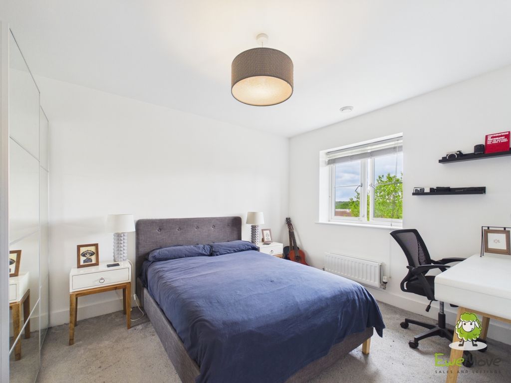 Property photo 3 of 8 Ewemove Estate Agents Basingstoke - Coliseum Court