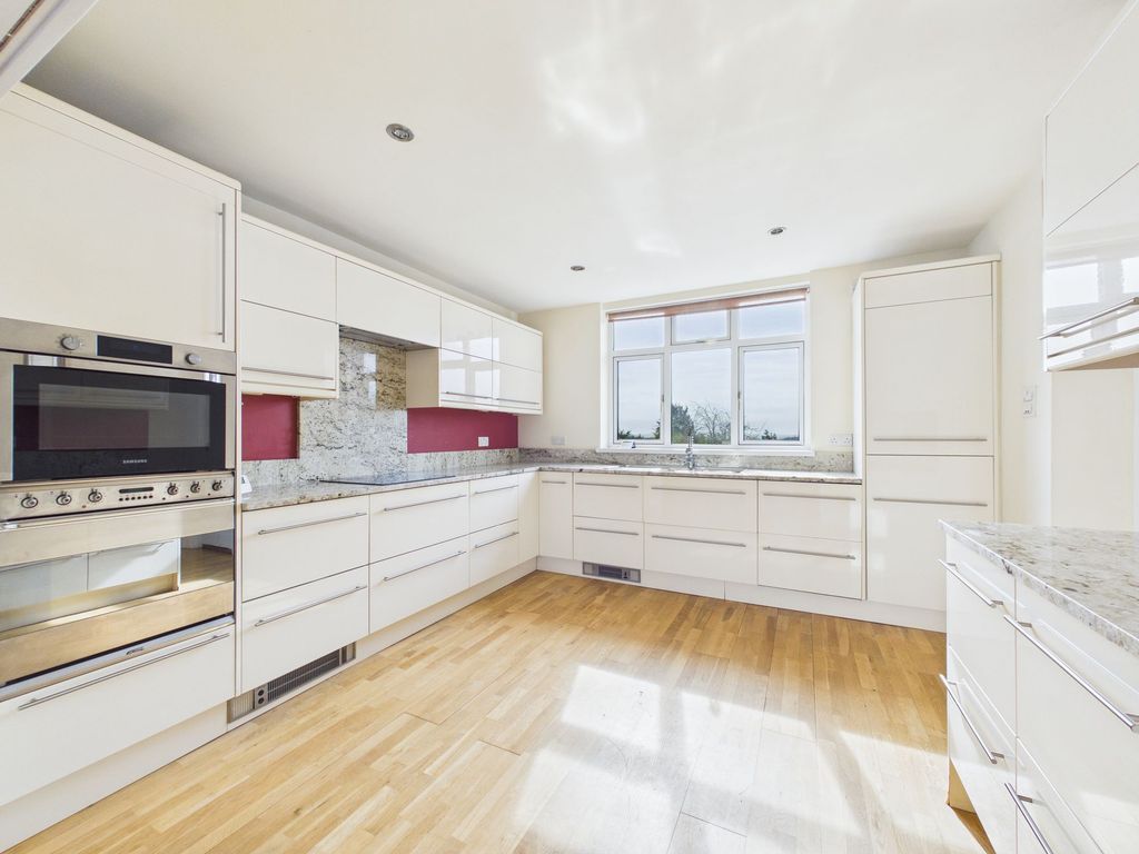 Property photo 3 of 25 Kitchen