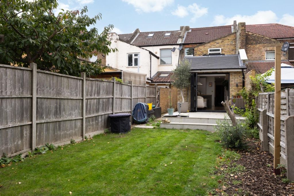 Property photo 3 of 6 Maswell Park Crescent 91A - (06 Of 14).Jpg