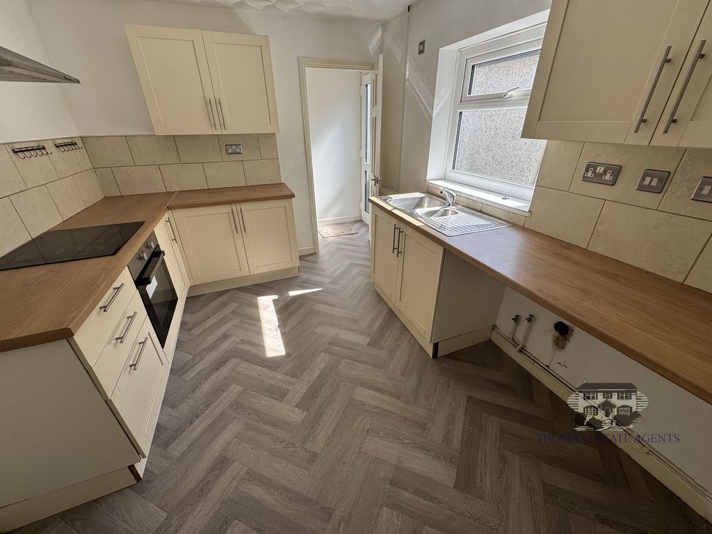 Property photo 3 of 9 Kitchen