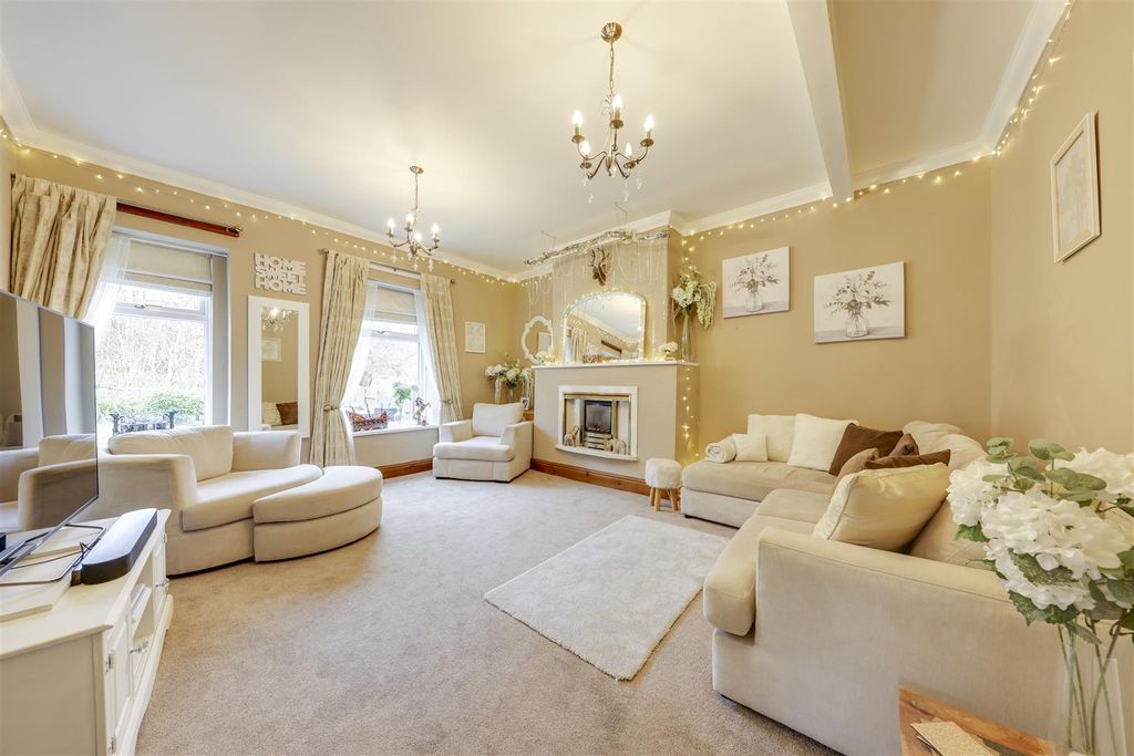 Property photo 2 of 41 Lounge