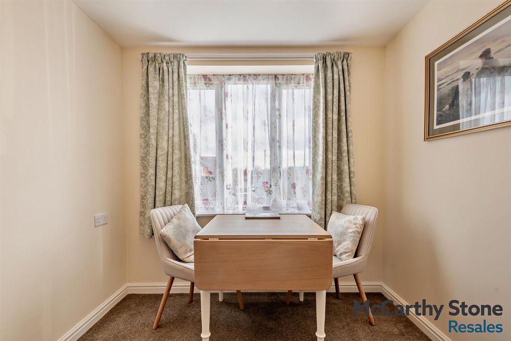 Property photo 3 of 20 8679981-Interior08-800.Jpg