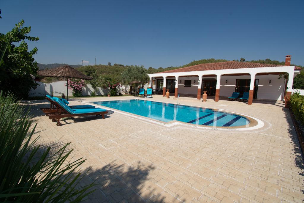 Property photo 1 of 26 A Gorgeous Bespoke Calis Bungalow For Sale - A Vast Exterior With Private Pool And Gardens