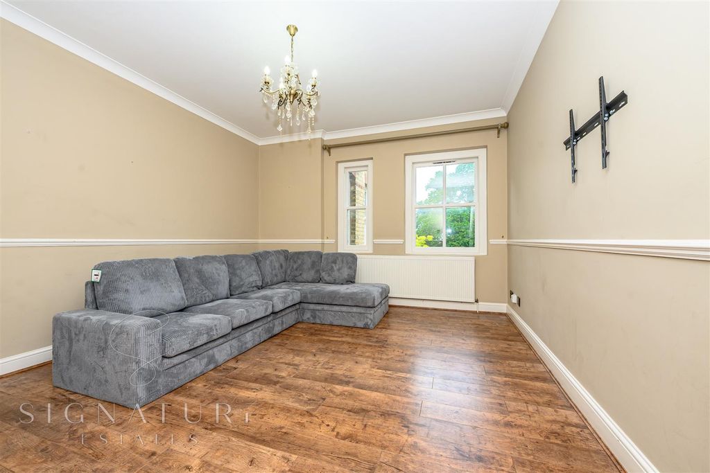 Property photo 3 of 13 Lounge
