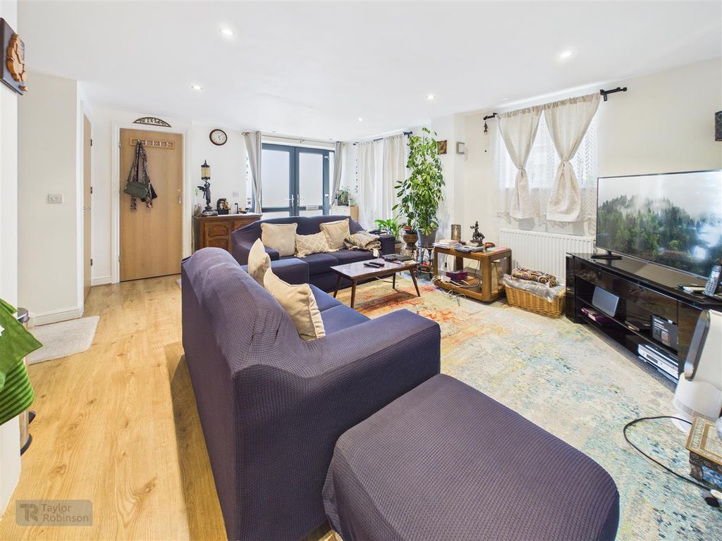 Property photo 2 of 18 Cam02600G0-Pr0693-Still021.Jpg