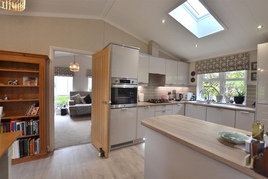 Property photo 2 of 19 Kitchen 2.Jpg
