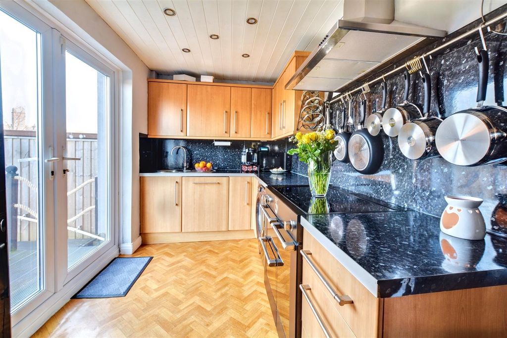 Property photo 2 of 25 Kitchen