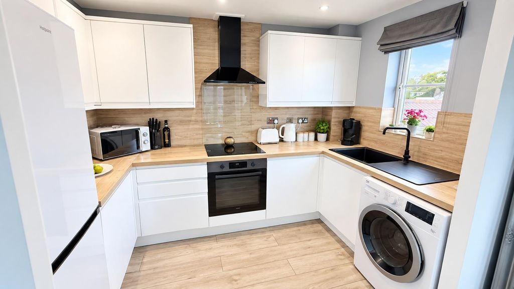 Property photo 3 of 10 Kitchen.Jpg