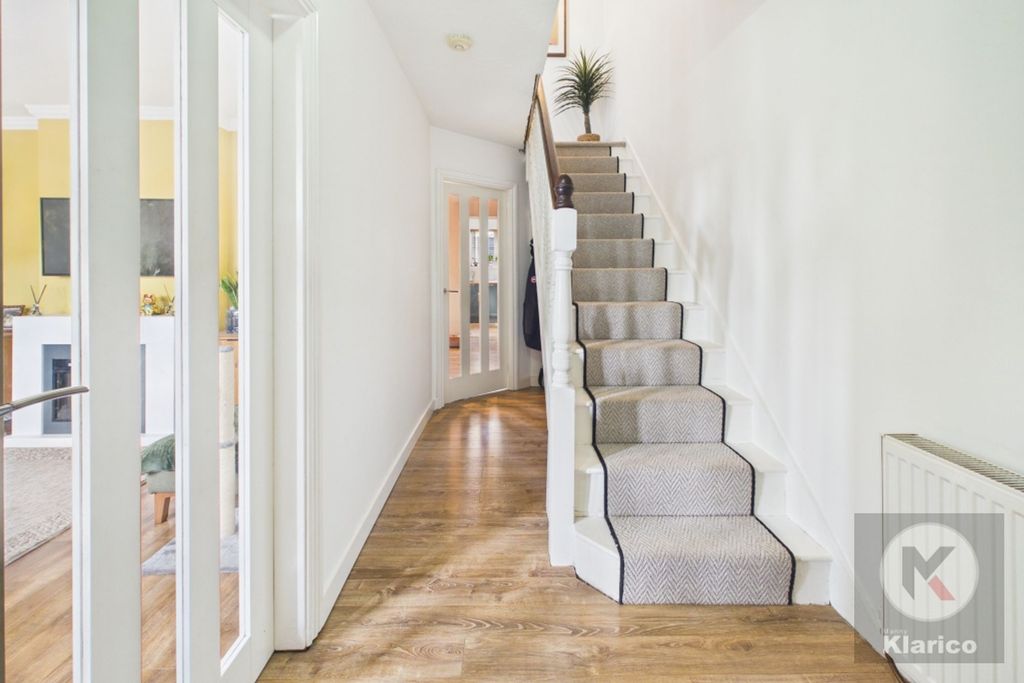 Property photo 2 of 16 Hallway