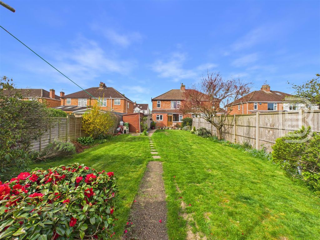 Property photo 2 of 16 Garden (2).Jpg