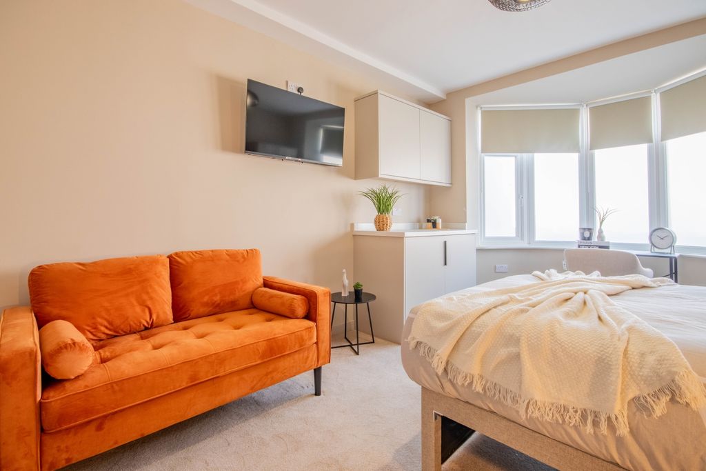 Property photo 3 of 11 E-5