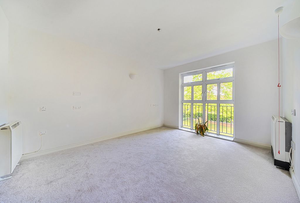 Property photo 1 of 18 Lounge