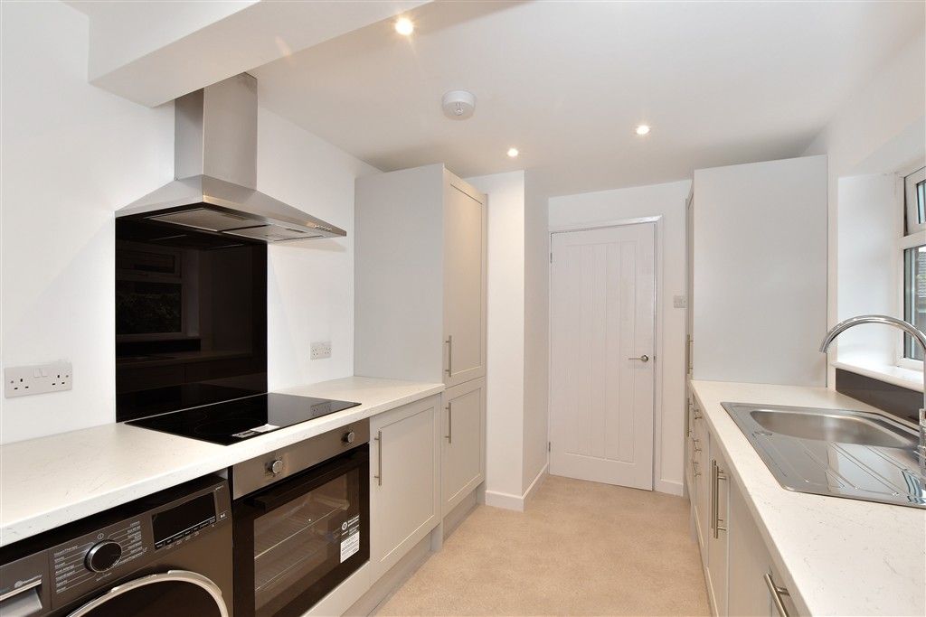 Property photo 3 of 11 Kitchen