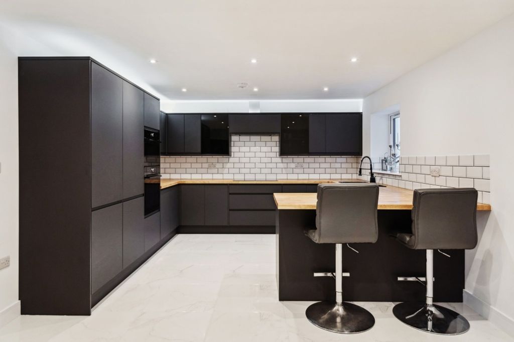 Property photo 2 of 19 Kitchen