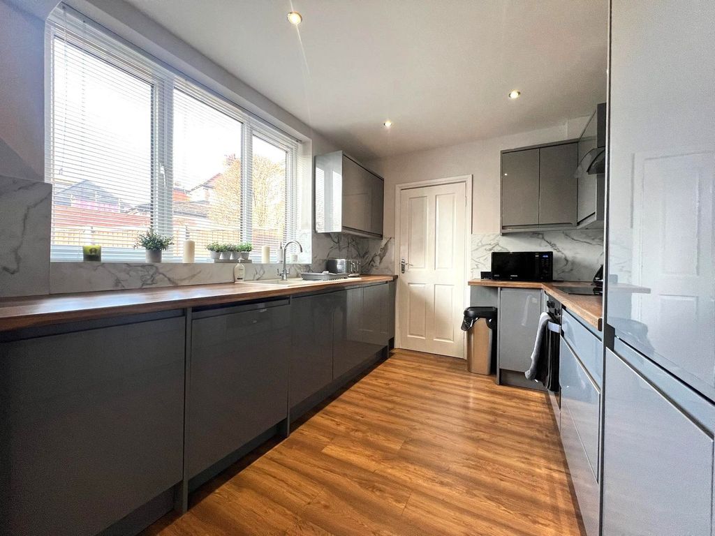 Property photo 3 of 17 Kitchen