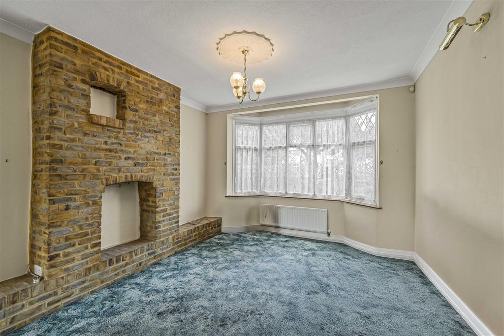 Property photo 3 of 24 98 Central Avenue, Hounslow, Tw3 2Ql-12.Jpg