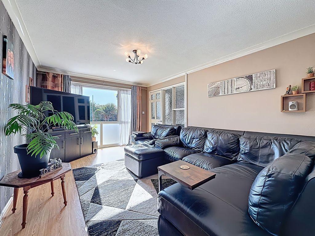 Property photo 2 of 36 Lounge