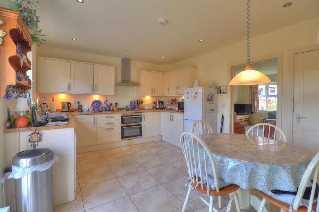 Property photo 2 of 23 Kitchen/Diner