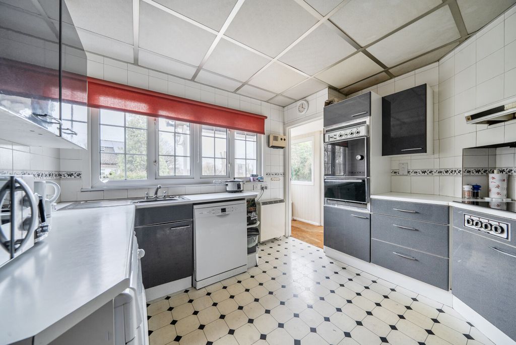 Property photo 3 of 22 1398062-15-697392...