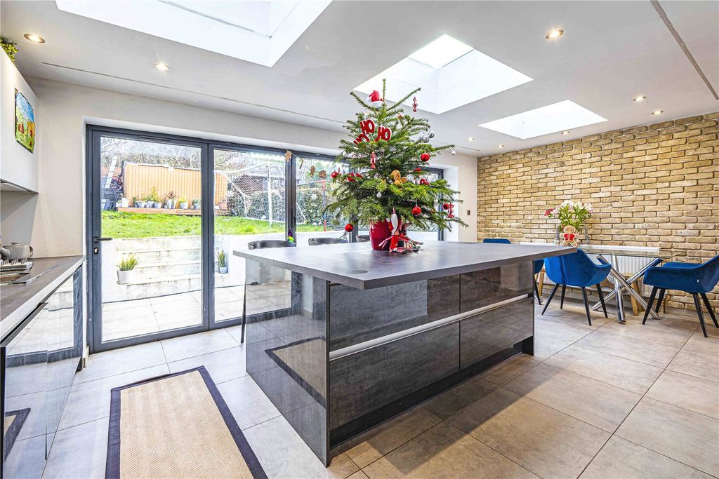 Property photo 2 of 18 Picture No. 10