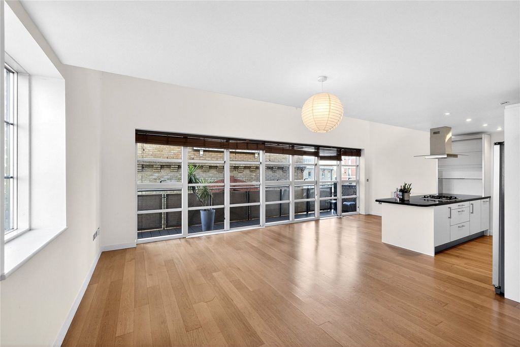 Property photo 1 of 20 Reception/Kitchen