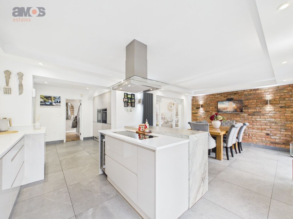 Property photo 2 of 32 5693703