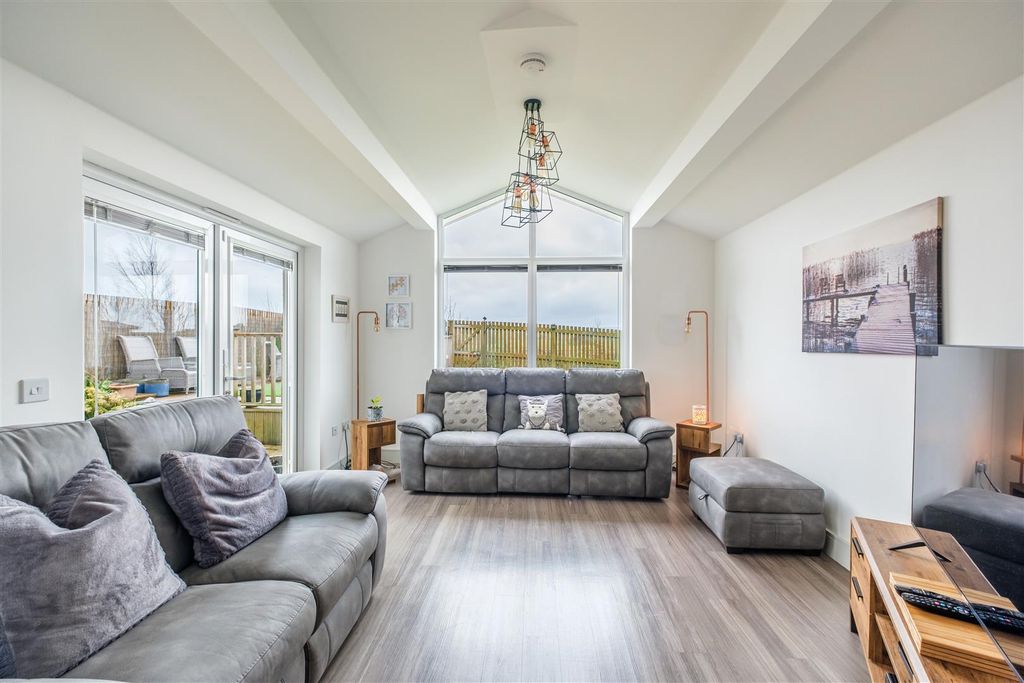 Property photo 2 of 30 Twill Crescent-15.Jpg