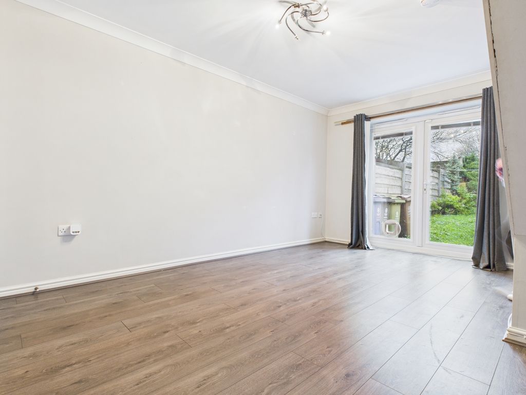 Property photo 2 of 11 Cam03729G0-Pr0175-Still008