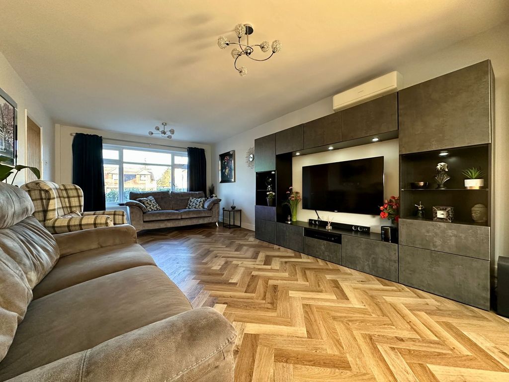 Property photo 3 of 23 Lounge