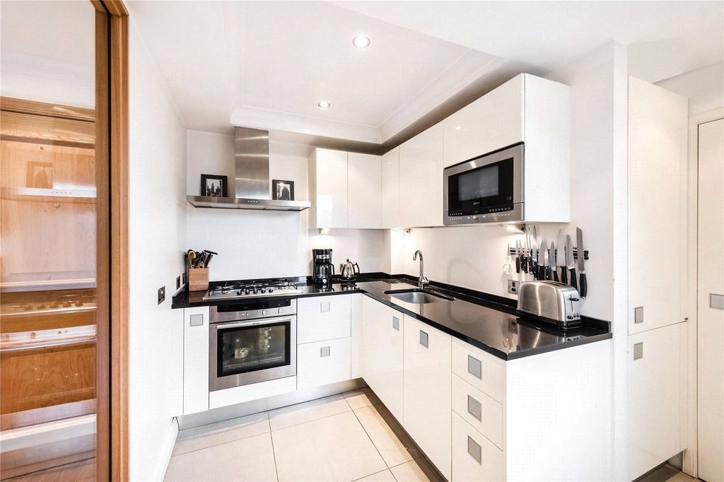 Property photo 3 of 12 Kitchen