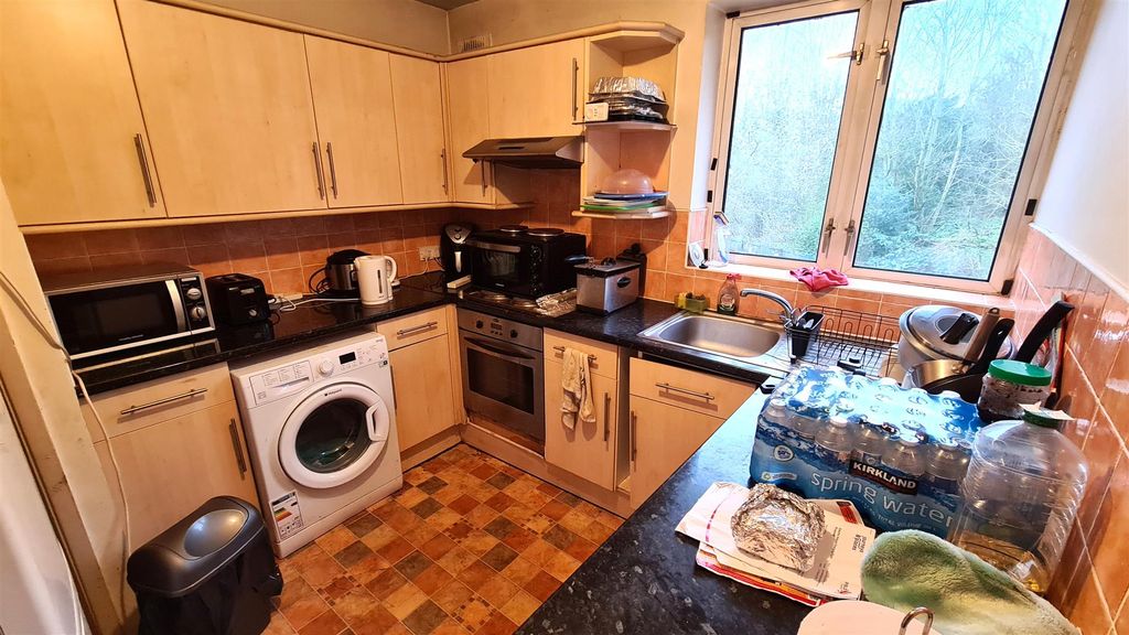 Property photo 3 of 8 Kit