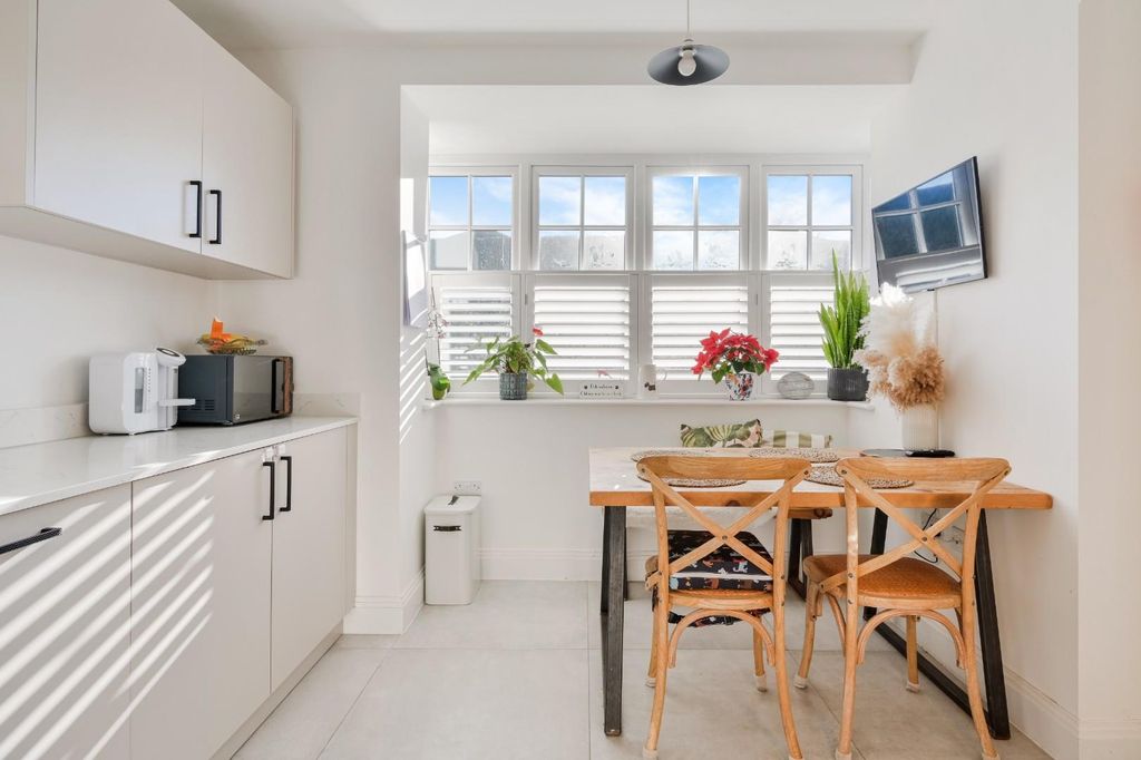 Property photo 3 of 21 St Giles Close (24).Jpg