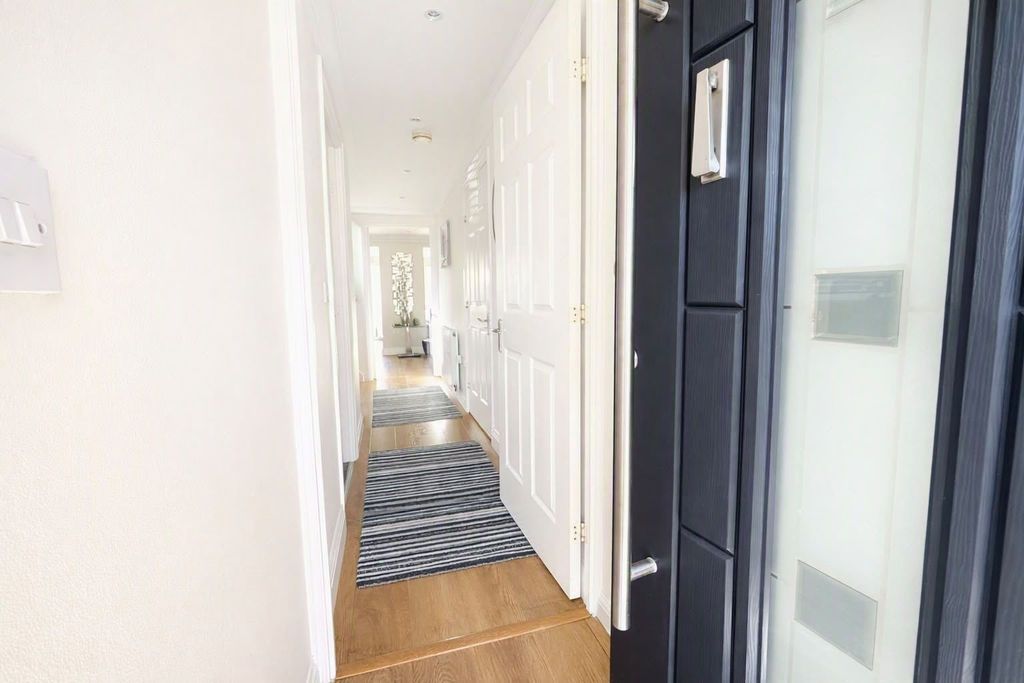 Property photo 2 of 28 Entrance Hall