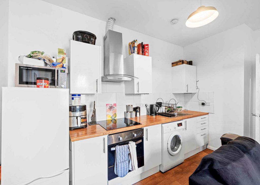 Property photo 3 of 8 Lounge/Kitchen