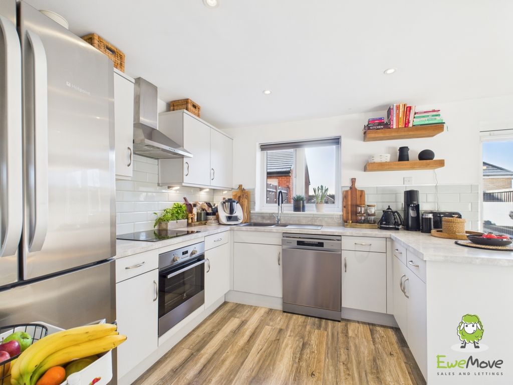 Property photo 2 of 28 Ewemove Estate Agents Basingstoke - 22 Lady Margar