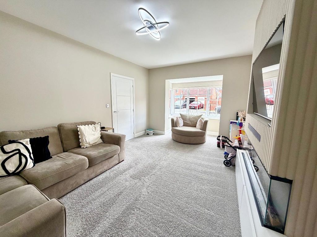 Property photo 3 of 24 Lounge