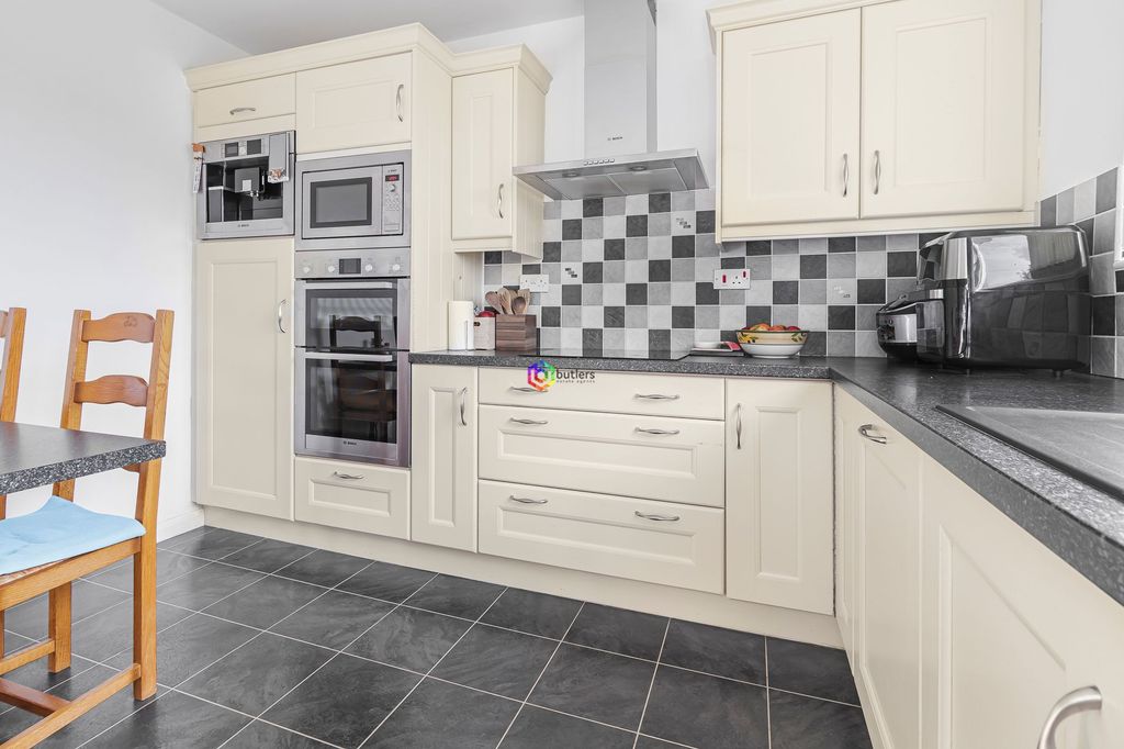 Property photo 3 of 23