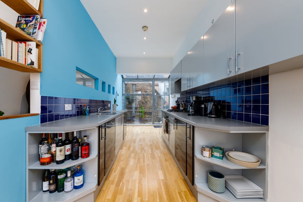 Property photo 2 of 15 Grays Inn Road 69...