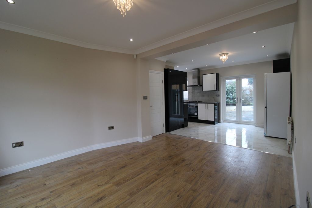 Property photo 1 of 19 4 Bed Terraced House To Rent Elmer Gardens, Isleworth Tw7